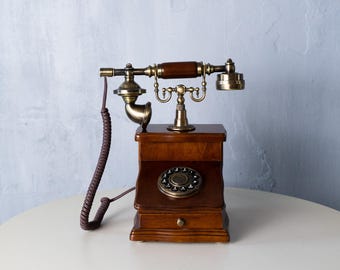 Telefon z wbudowanym pudełkiem