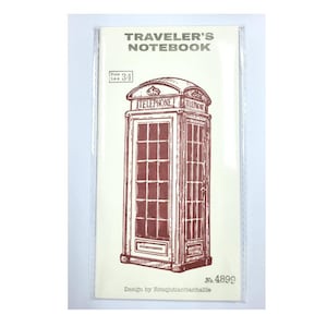Może przedstawiać: Ilustracja czerwonej i białej vintage brytyjskiej budki telefonicznej z napisem "Telephone" nad drzwiami. Ilustracja znajduje się na kremowym tle z napisem "Traveler's Notebook" u góry i "No. 4899" na dole.