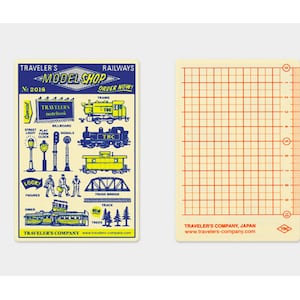 Könnte beinhalten: Ein cremefarbenes Notizbuch mit einem Rastermuster und einem Lineal auf der rechten Seite. Die linke Seite zeigt eine Vintage-Illustration von Zügen, Signalen und dem Text "TRAVELER'S MODEL SHOP".