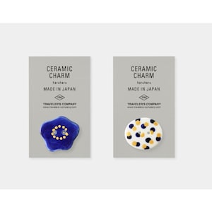 Pode incluir: Um conjunto de três canecas de cerâmica com acabamento fosco e salpicado. As canecas são em tons de creme, cinza claro e cinza escuro. Cada caneca tem um design simples e minimalista e uma alça arredondada.