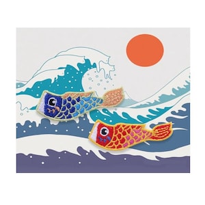 Könnte beinhalten: Gestickte Aufnäher mit zwei Karpfen-Wimpeln, einem blauen und einem roten, vor dem Hintergrund stilisierter Wellen und einer aufgehenden orangefarbenen Sonne. Die Aufnäher sind mit aufwendigen Stichen versehen, die ein traditionelles japanisches Design zeigen.