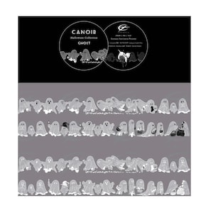 Könnte beinhalten: Eine Rolle dekoratives Washi-Tape mit einem sich wiederholenden Muster aus weißen Geistern auf grauem Hintergrund. Das Etikett zeigt den Text CANOIR Halloween Collection GHOST sowie die Maße 25mm x 3m / Rolle und Markendetails.