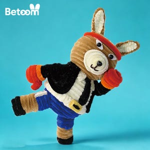 Puede incluir: Una figura de ciervo hecha a mano con limpiapipas, con una diadema roja, una chaqueta negra, pantalones azules y guantes naranjas. La figura está posada de forma dinámica sobre un fondo azul. La marca "Betoom" es visible en la esquina superior izquierda.