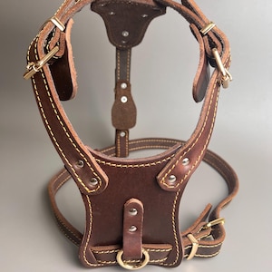 Arnés de cuero hecho a mano para perros grandes, cuero natural suave y duradero.