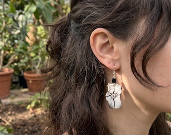 Pendientes asimétricos de cerámica con diseño de sol y luna / Joyería colgante celestial Wabi Sabi de plata esterlina