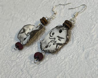 Pendientes colgantes de cerámica hechos a mano / Cerámica Wabi Sabi, arte abstracto de petroglifos
