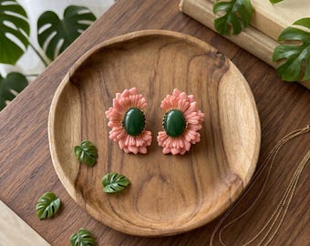 Pendientes de botón con forma de flor de begonia rosa y piedra central verde / Joyería botánica de estilo chinoiserie