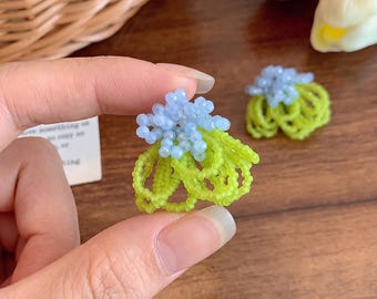 Pendientes de botón florales con cuentas azules y verdes hechos a mano, joyería bohemia de verano.