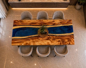 Mesa de comedor rectangular de madera maciza y resina azul con borde natural, ideal para la cocina.