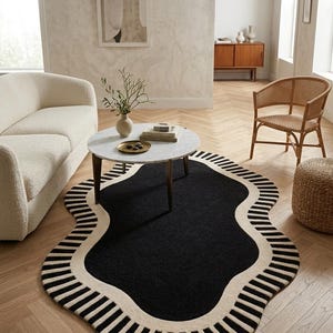 Handgemaakt abstract golvend zwart vloerkleed, crèmekleurige rand, onregelmatig getuft tapijt voor woonkamer