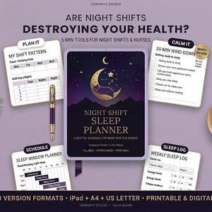 Può includere: Un pianificatore del sonno per turni notturni con copertina viola raffigurante una luna crescente e stelle. È circondato da quattro fogli di pianificazione bianchi, una penna dorata e una tazza di caffè. Il testo include ARE NIGHT SHIFTS DESTROYING YOUR HEALTH?