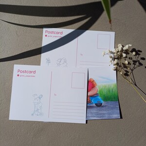 Może przedstawiać: Trzy białe poczt&oacute;wki ze słowem "Postcard" w kolorze r&oacute;żowym i uchwytem Instagram "giulia_papertales". Jedna poczt&oacute;wka przedstawia rysunek osoby na skuterze. Pozostałe mają miejsce na znaczek i słowo "Do".