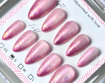 Unghie finte Wicked Press On, unghie ispirate a Glinda in versione fantasy, nail art rosa fatata e stregonesca, unghie personalizzate fatte a mano, unghie glitterate