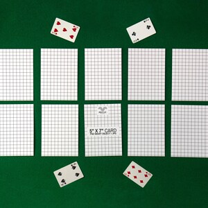 Puede incluir: Una superficie de fieltro verde con naipes y tarjetas de cuadrícula. Los naipes muestran el 5 de corazones, el 2 de tréboles, el 4 de picas y el 9 de diamantes. Las tarjetas de cuadrícula miden 12,7 cm x 17,8 cm.