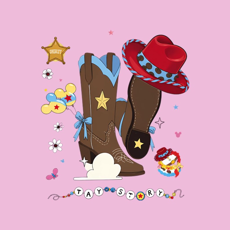 Pu&ograve; includere: Un'illustrazione grafica su sfondo rosa con stivali da cowboy marroni con dettagli blu, un cappello da cowboy rosso, una stella da sceriffo dorata, palloncini gialli, fiori bianchi e un piccolo personaggio. Il testo TAY STORY &egrave; visualizzato in basso.