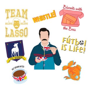 Può includere: Illustrazione in stile cartoon con un uomo che tiene in mano una tazza da tè con il disegno della Union Jack. L'immagine include testi come "WHISTLE!", "Biscuits with the Boss" e "Fútbol is Life!". C'è anche una grafica di un pesce rosso e un pallone da calcio.