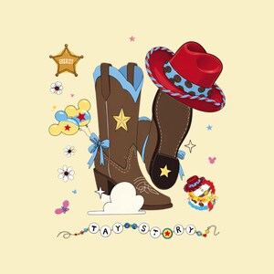 Pu&ograve; includere: Un'illustrazione grafica con stivali da cowboy marroni con accenti azzurri, un cappello da cowboy rosso, una stella da sceriffo dorata e palloncini. Il design include piccoli fiori, una farfalla e una stringa di perline con TAY STORY.