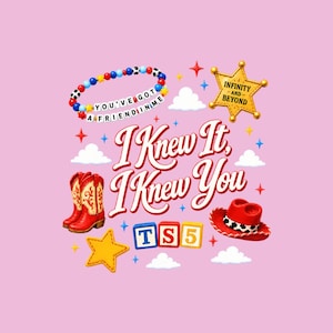 Puede incluir: Un dise&ntilde;o gr&aacute;fico sobre fondo rosa con el texto I Knew It, I Knew You, una pulsera de cuentas con el texto YOU'VE GOT A FRIEND IN ME, una estrella de sheriff dorada con INFINITY AND BEYOND, botas vaqueras rojas, un sombrero rojo y bloques TS5.