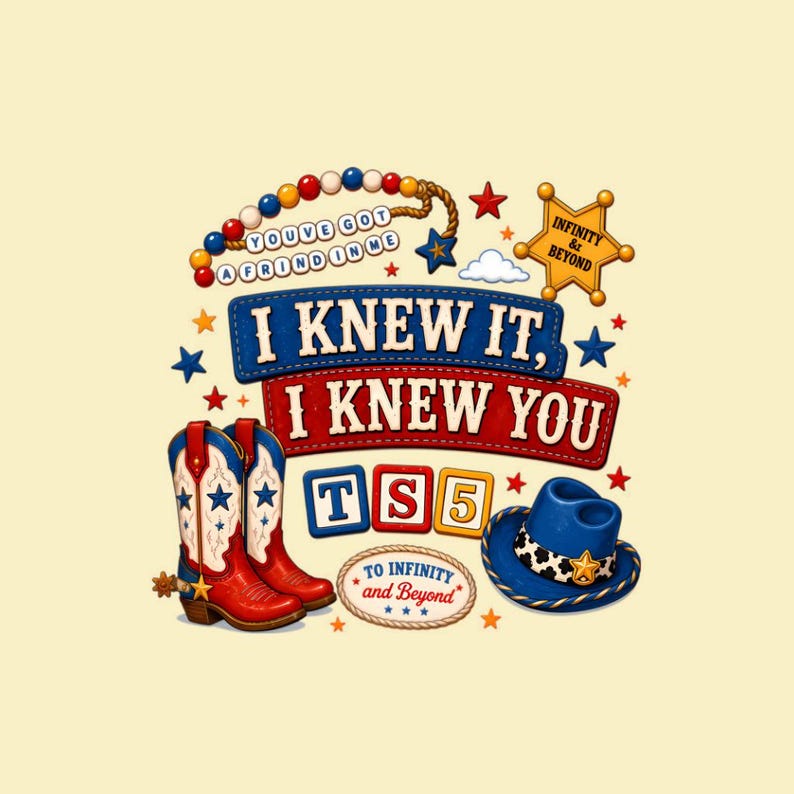 Puede incluir: Una ilustraci&oacute;n gr&aacute;fica con botas de vaquero rojas y blancas, un sombrero de vaquero azul y cuentas de colores con el texto YOU'VE GOT A FRIND IN ME. El dise&ntilde;o incluye el texto I KNEW IT, I KNEW YOU, TS5 y TO INFINITY and BEYOND en una insignia.