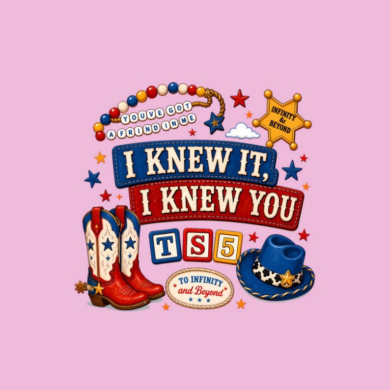 Puede incluir: Una ilustraci&oacute;n gr&aacute;fica con botas vaqueras rojas y blancas, un sombrero vaquero azul con una estrella y cuentas de colores que deletrean YOU'VE GOT A FRIND IN ME. Texto: I KNEW IT, I KNEW YOU, TS5 y TO INFINITY and BEYOND sobre fondo rosa.