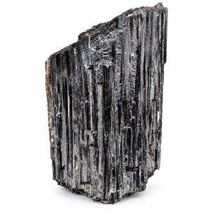 Könnte beinhalten: Ein rohes schwarzes Turmalin-Kristallexemplar mit einer vertikalen, gestreiften und säulenartigen Struktur sowie einer glänzenden, reflektierenden Oberfläche. Das Mineral zeigt eine tiefschwarze Färbung mit scharfen Kanten und einer länglichen Form.