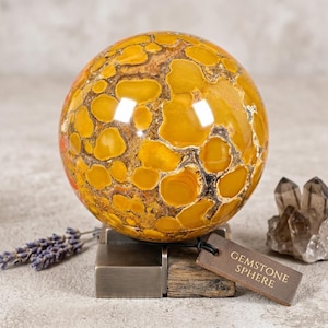 Esfera de jaspe cobra real, gema orbicular dorada, acabado pulido brillante, soporte de madera (10,16 cm)