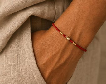 Pulsera tibetana tejida a mano con hilo rojo, cuentas de oro de 14k, protección espiritual y estilo minimalista, ideal para mamá y papá, regalo para mejores amigos.