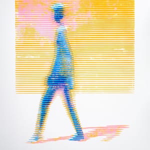 K&ouml;nnte beinhalten: Ein Siebdruck auf wei&szlig;em Papier mit einer blauen Silhouette einer gehenden Figur, die aus horizontalen Linien vor einem gelben und rosafarbenen Hintergrund besteht. Der Text "What might have happened" steht unten mit der Signatur SOLT 2016.