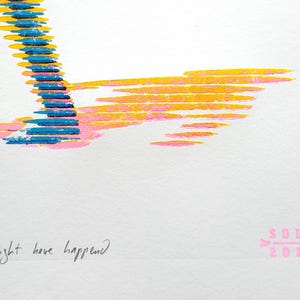 K&ouml;nnte beinhalten: Ein Siebdruck auf wei&szlig;em Papier mit abstrakten horizontalen Pinselstrichen in Gelb, Pink und Blau. Der Text "What might have happend" ist unten links in schwarzer Tinte geschrieben, mit einem pinken Stempel "V SOLT 2026" unten rechts.