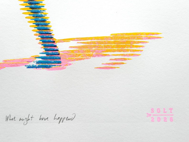 K&ouml;nnte beinhalten: Ein Siebdruck auf wei&szlig;em Papier mit abstrakten horizontalen Pinselstrichen in Gelb, Pink und Blau. Der Text "What might have happend" ist unten links in schwarzer Tinte geschrieben, mit einem pinken Stempel "V SOLT 2026" unten rechts.