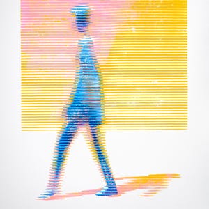 K&ouml;nnte beinhalten: Ein Siebdruck mit der blauen Silhouette einer gehenden Person, die aus horizontalen Linien besteht. Die Figur ist vor einem Hintergrund aus gelben und rosafarbenen horizontalen Streifen platziert. Unten steht der Text "What might have happened".