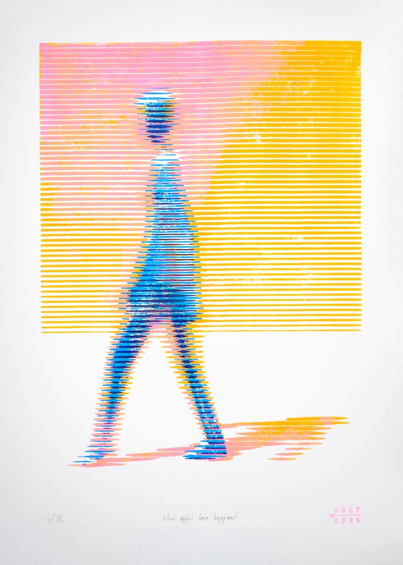 K&ouml;nnte beinhalten: Ein Siebdruck mit der blauen Silhouette einer gehenden Person, die aus horizontalen Linien besteht. Die Figur ist vor einem Hintergrund aus gelben und rosafarbenen horizontalen Streifen platziert. Unten steht der Text "What might have happened".