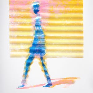 K&ouml;nnte beinhalten: Ein Siebdruck mit der blauen Silhouette einer gehenden Figur, die aus horizontalen Linien vor einem gelb-rosa Farbverlauf besteht. Der Text "What might have happened" ist unten mit dem Datum 2020 und der Edition 2/12 aufgedruckt.