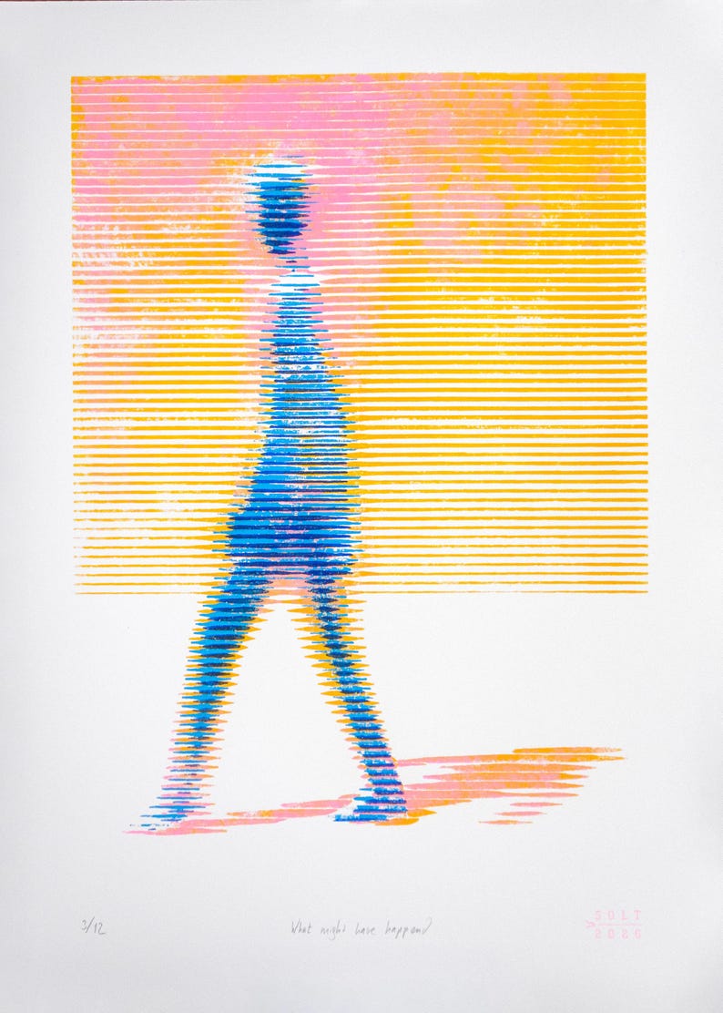 K&ouml;nnte beinhalten: Ein Siebdruck mit der blauen Silhouette einer gehenden Figur, die aus horizontalen Linien vor einem gelb-rosa Farbverlauf besteht. Der Text "What might have happened" ist unten mit dem Datum 2020 und der Edition 2/12 aufgedruckt.