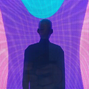 Puede incluir: La silueta de una persona se sit&uacute;a centrada frente a un vibrante patr&oacute;n de cuadr&iacute;cula retroiluminado. El fondo presenta un c&iacute;rculo cian brillante en la parte superior, que transiciona hacia tonos violeta y magenta, creando un efecto luminoso.