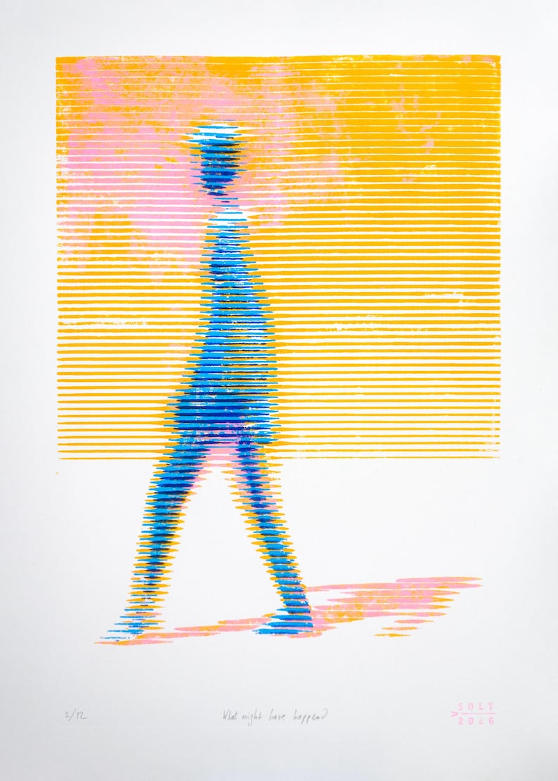 K&ouml;nnte beinhalten: Ein Siebdruck auf wei&szlig;em Papier mit einer blauen Silhouette einer gehenden Figur, die aus horizontalen Linien vor einem gelben und rosafarbenen Hintergrund besteht. Der Text "What might have happened" steht unten mit der Signatur SOLT 2016.