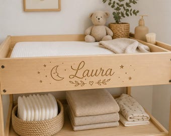 Lit bébé personnalisé – Gravure sur bois (type IKEA SNIGLAR & table à langer)