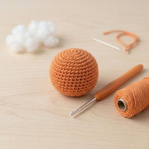 Puede incluir: Juego de tres tazas de cerámica con acabado mate moteado. Las tazas son de color crema, gris claro y gris oscuro. Cada taza tiene un diseño simple y minimalista.