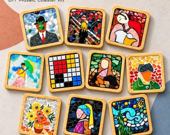 Könnte beinhalten: Ein DIY-Mosaik-Untersetzer-Set mit 10 quadratischen Holzrahmen und verschiedenen bunten Fliesendesigns, die von berühmten Gemälden inspiriert sind. Das Set enthält Darstellungen von Figuren, Landschaften und abstrakten Mustern aus kleinen Glasstücken.