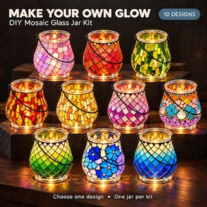 Op de afbeelding: Een Make Your Own Glow DIY mozaïek glazen potten kit met 10 ontwerpen. De afbeelding toont 10 verlichte glazen potten met diverse kleurrijke mozaïekpatronen, elk voorzien van een zwart draadhandvat, geplaatst op een donker oppervlak.