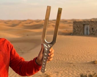 En 216 Hz jättelik ljudsvärdsstämgaffel – Tredje ögats chakra (Ajna)