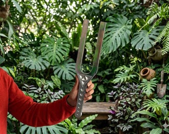 En 216 Hz jättelik ljudsvärdsstämgaffel – Tredje ögats chakra (Ajna)