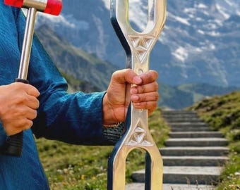 Handgjord jättestor DNA-nyckelstämgaffel med ljudsvärd 128 Hz – Sound Heal