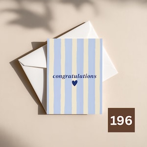 Peut inclure: Une carte de vœux rectangulaire avec des rayures verticales bleu clair et crème. Le mot congratulations est imprimé en bleu foncé au centre, au-dessus d'une petite icône de cœur bleu foncé. Une enveloppe blanche est placée derrière la carte.