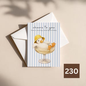 Könnte beinhalten: Eine Grußkarte mit hellblau-weiß gestreiftem Hintergrund, die eine weiße Ente mit gelbem Hut in einem Champagnerglas zeigt. Der Text lautet: cheers to you, have a ducking amazing birthday. Die Karte wird mit einem Umschlag geliefert.