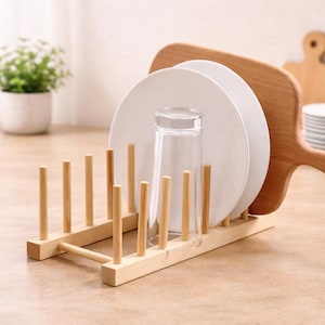 Diskställ i trä, diskställ i furu, tallrikshållare, grytlocksställ, förvaringsorganisatör i kök, minimalistiskt kök