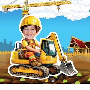 Puede incluir: Ilustración de dibujos animados de un niño con un casco amarillo y un atuendo de trabajador de la construcción operando una excavadora amarilla. Una grúa de construcción y un edificio están en el fondo. El cielo es azul con nubes blancas.