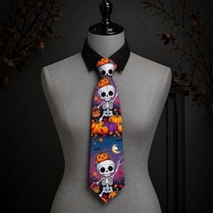 Peut inclure: Une cravate ornée d'un motif répétitif de squelettes de dessin animé avec des citrouilles sur la tête, portant des paniers, sur un fond violet et bleu foncé avec des feuilles d'automne orange, des chauves-souris et un croissant de lune.
