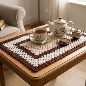 Puede incluir: Un juego de tres tazas de cerámica con un acabado mate moteado. Las tazas son de color crema, gris claro y gris oscuro. Cada taza tiene un diseño simple y minimalista y un asa redondeada.