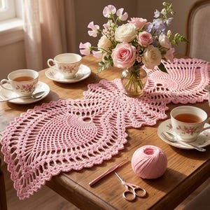 Puede incluir: Un juego de tres tazas de cerámica con un acabado mate moteado. Las tazas son en tonos crema, gris claro y gris oscuro. Cada taza tiene un diseño simple y minimalista y un asa redondeada. Para café o té.